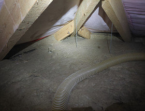 Zateplení stropu patrového rodinného domu pomocí foukané izolace